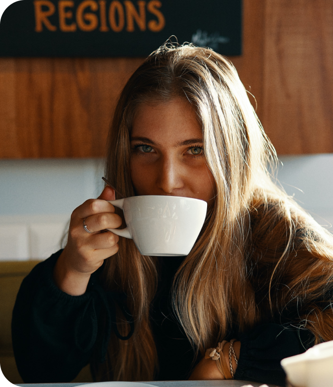 Femme buvant du café Mozaïc